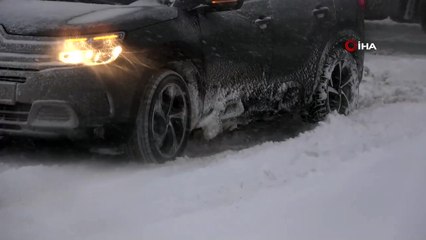 Bolu’da şiddetli kar yağışı devam ediyor... İstanbul yönüne tır geçişleri yasaklandı