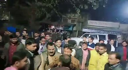 हरदोई: पुलिस व बरातियों में हुई जमकर झड़प