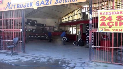 "Duygu usta" eşinden öğrendiği lastik tamirciliğinde 20 yılı geride bıraktı