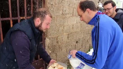Yoğun kar yağışında sokak hayvanları unutulmadı - yeniden
