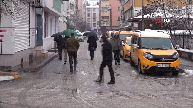 Yoğun kar yağışı nedeniyle 176 köy yolu ulaşıma kapandı