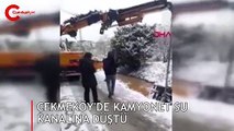 Çekmeköy'de kamyonet su kanalına düştü 