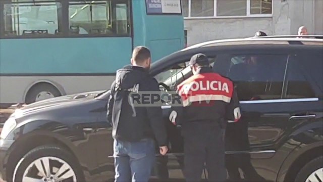 Report TV -Aksion blic në Gjirokastër, sekuestrohen 10 makina luksoze, 9 të shoqëruar