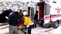 Kar nedeniyle köy yolları ulaşıma kapandı, hasta traktörle ambulansa ulaştırıldı