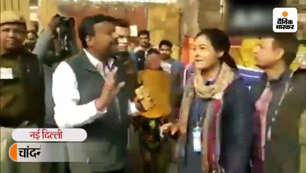 पोलिंग बूथ का जायजा लेने पहुंचीं कांग्रेस प्रत्...