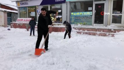 Çıldır'da yoğun kar yağışı hayatı olumsuz etkiledi