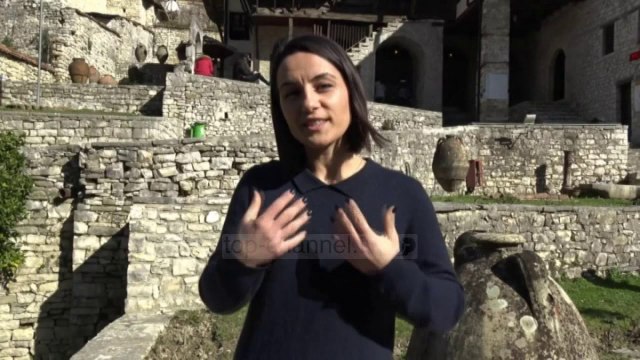 Degradimi i objekteve/ Berat,studentët studim në terren