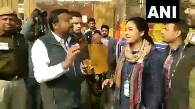 டெல்லியில் ஆம் ஆத்மி தொண்டரை பளார் என அறைய பாய்ந்த காங். பெண் வேட்பாளர் அல்கா லம்பா - வீடியோ