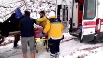 Sivas'ta kar nedeniyle yolu kapanan köyde mahsur kalan hasta kurtarıldı