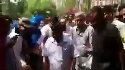 செருப்பைக் கழட்டிய கைகளைக் கழுவாமல் கடவுளுக்கு பூஜை செய்த போலி இந்து கெஜ்ரிவால் - MP மனோஜ் திவாரி ட்வீட் - வீடியோ