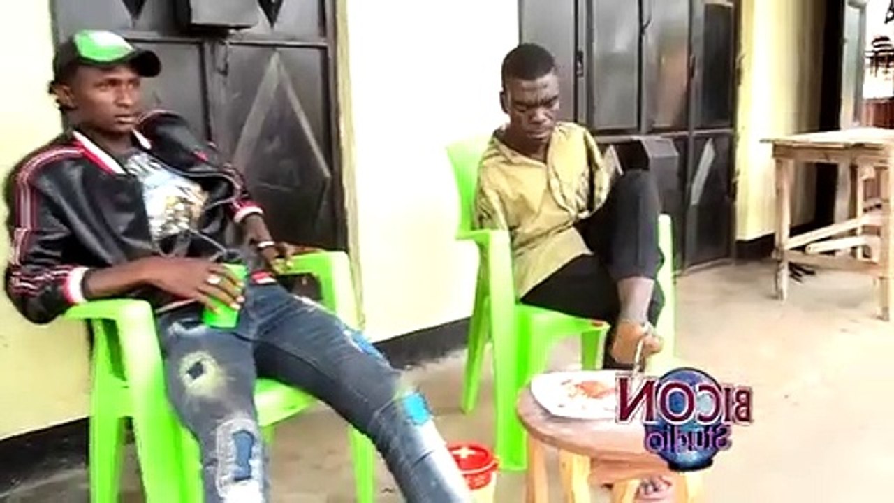 Maajabu_ya_mtu_asiye_na_mikono_na_jinsi_anavyo_kula_chakula