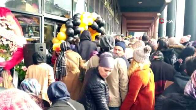 Bursa'da züccaciye dükkanının açılışında izdiham yaşandı