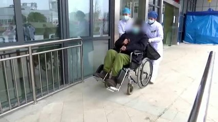 Dan de alta en China a un anciano de 91 años tras superar el virus de Wuhan