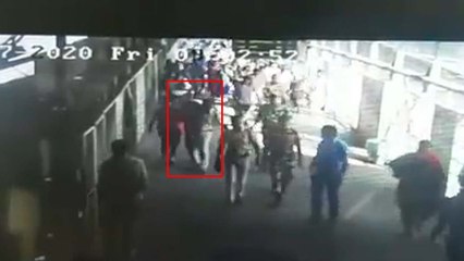 Video: बुजुर्ग को बचाने के लिए GRP जवान उन्हें कंधे पर उठाकर भागा