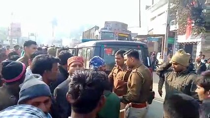 शाहजहांपुर- हादसे में महिला की मौत, गुस्साए परिजनों ने किया प्रदर्शन