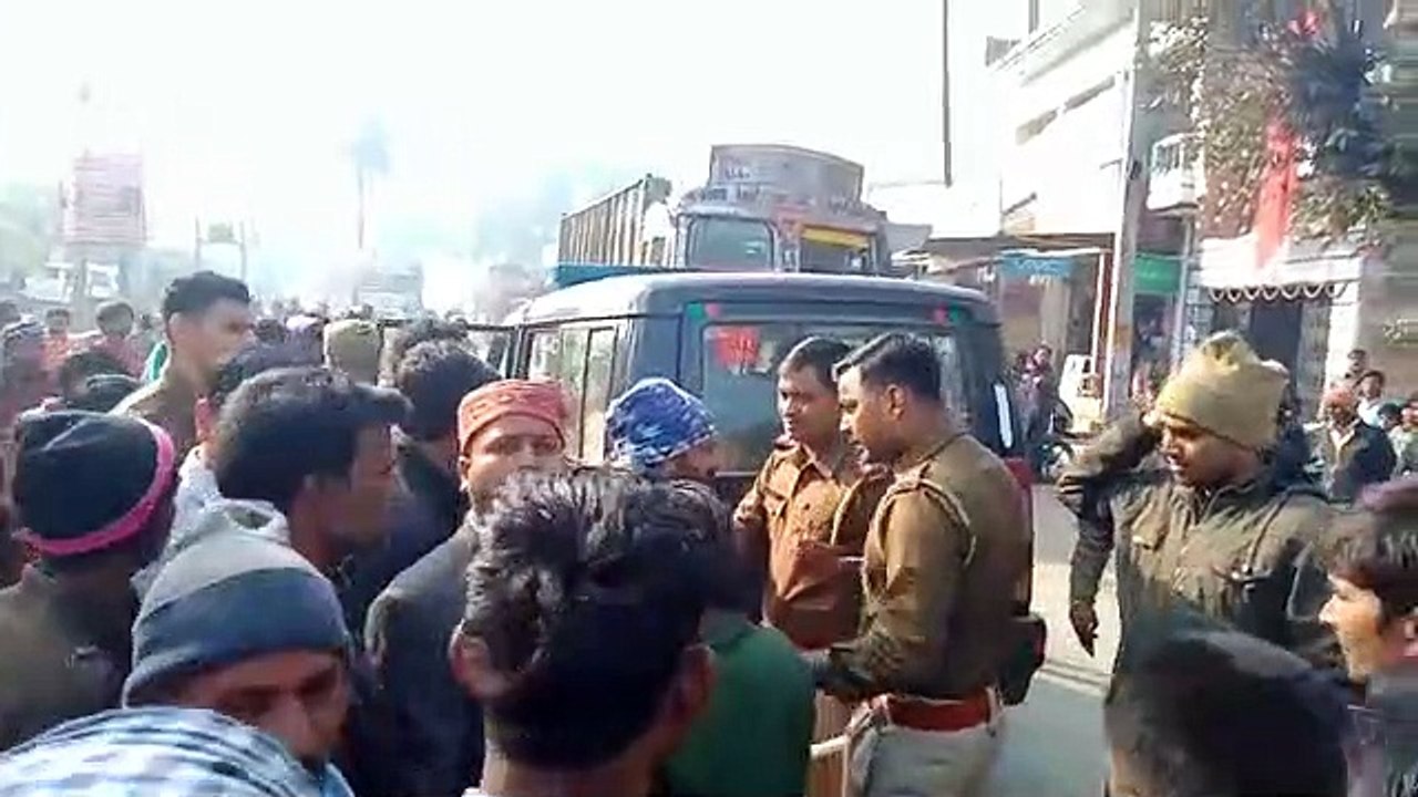 शाहजहांपुर- हादसे में महिला की मौत, गुस्साए परिजनों ने किया प्रदर्शन