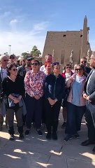 وزير السياحة والآثار يقدم شرحًا للسائحين حول تغير واجهة معبد الأقصر