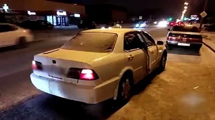 Nefes kesen anlar... Aracın tavanına örümcek adam gibi tutundu