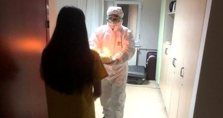 Sağlık Bakanı Koca, Vuhan'dan getirilen üniversite öğrencisinin doğum gününü kutladı