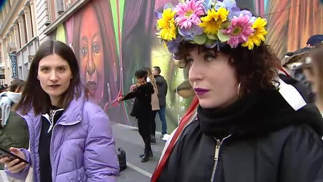 El mes de lucha feminista previo al 8M arranca con una cadena humana en Madrid