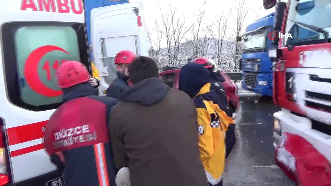 Kar kazaları beraberinde getirdi... TEM'de feci kaza: 2'si ağır, 4 yaralı