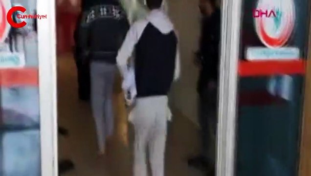 Dili boğazına kaçan bebeği hastaneye trafik polisleri yetiştirdi