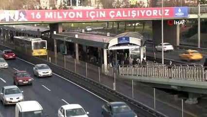 Metrobüs durakta bekleyen yayaya çarptı