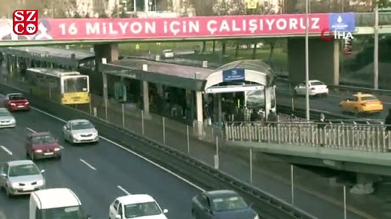 Metrobüs, durakta bekleyen yayaya çarptı