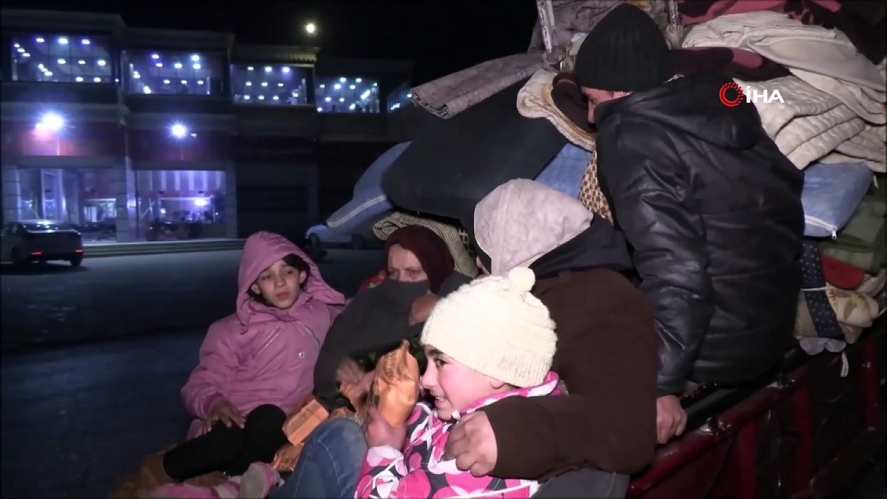 - 561 insani yardım tırı İdlip’e ulaştı- Türkiye’nin birçok şehrinden hayırseverlerin katkılarıyla gönderilen 14 bin ton ağırlığında 561 tır dolusu insani yardım malzemesi, sınır ötesine ulaştırıldı