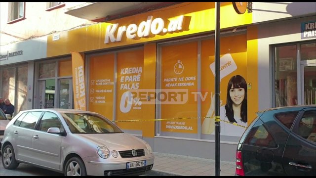 Grabitet në mes të ditës një pikë dhënie kredie në Durrës! Autori i armatosur merr 100 mijë lekë