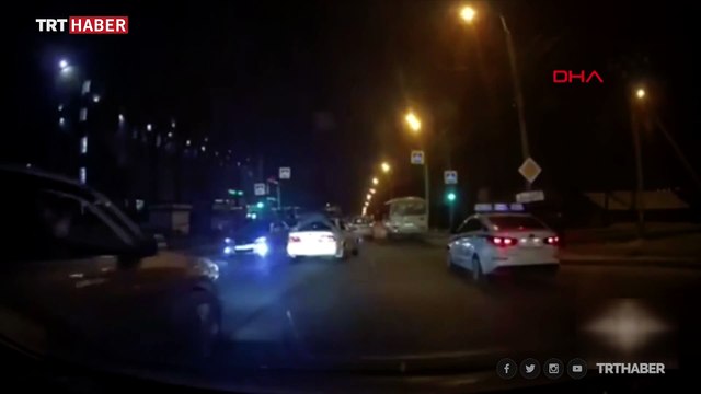 Hırsızların peşini bırakmayan polis, arabanın tavanında 3 kilometre yol gitti