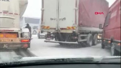 Bolu tem otoyolu istanbul istikametinde 5 araç çarpıştı, yol kapandı