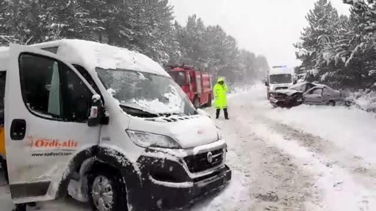 Diyaliz hastalarını taşıyan minibüs ile otomobil çarpıştı: 9 yaralı (2)