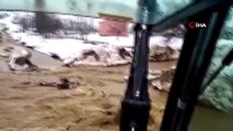 Adana'nın Feke ilçesinde sağanak yağış nedeni ile yol çöktü