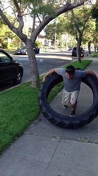 Faire du Hula Hoops avec un Pneu de camion... Chaud