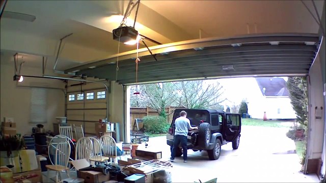 Sa porte de garage bug au pire moment : en pleine tempête