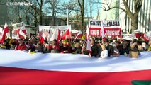 Lengyelország: kormánypárti tüntetés az igazságügyi reform mellett