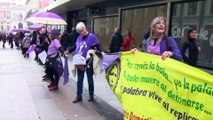 Cerca de 7.000 mujeres protagonizan una cadena feminista en Madrid
