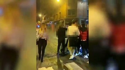 Iago Herrerin se enfrenta a unos chavales que le estaban increpando en Bilbao.