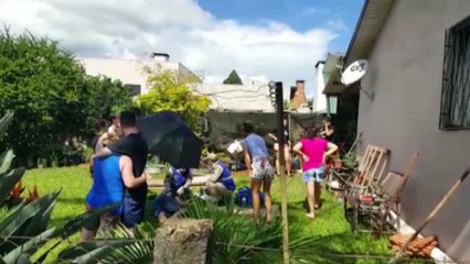 Ao tentar arrumar antena de TV, homem cai de escada e quebra o  braço