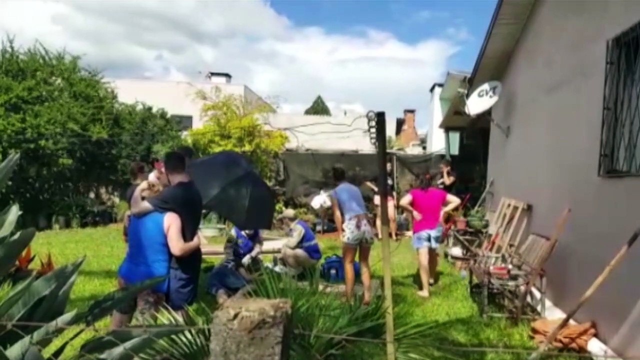Ao tentar arrumar antena de TV, homem cai de escada e quebra o  braço
