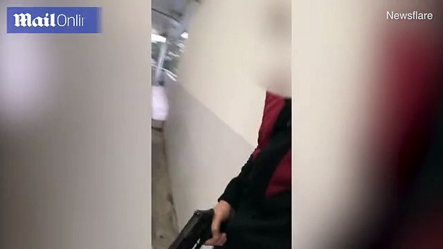 Thai Rogue Killer: Brave lone policeman enters shopping mall