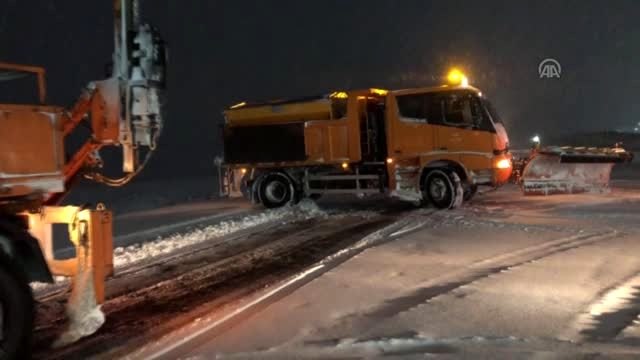 Iğdır-Ağrı kara yolu kar yağışı nedeniyle ulaşıma kapandı