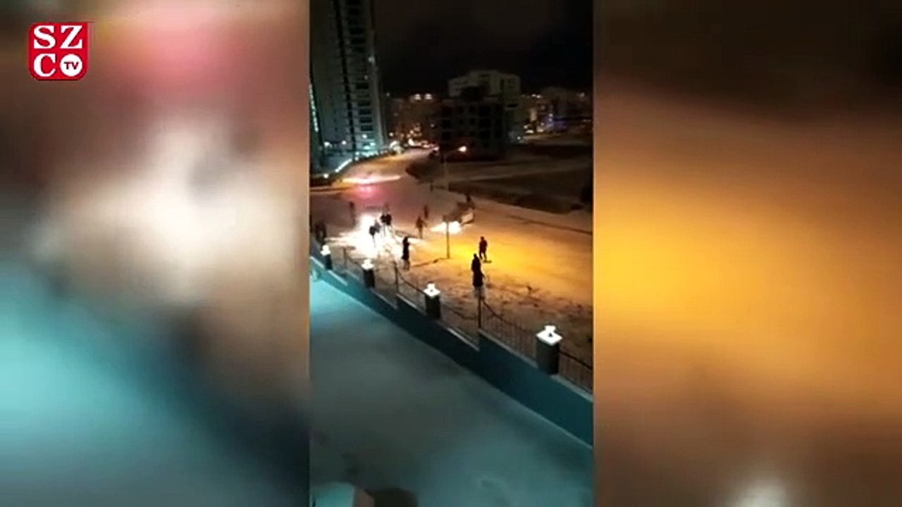 Samsun'da iki araç yoğun kar yağışı sonrası buz tutan yolda kaydı
