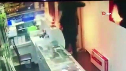 Tamir etmek istediği telefon elinde alev aldı