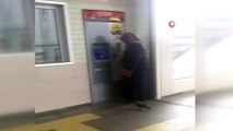 Marmaray’da kartına yükleme yapan kadının  parasını çalan karga kamerada