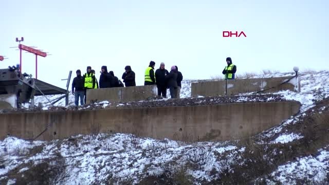 Uçağın enkazını kaldırma çalışmaları devam ediyor