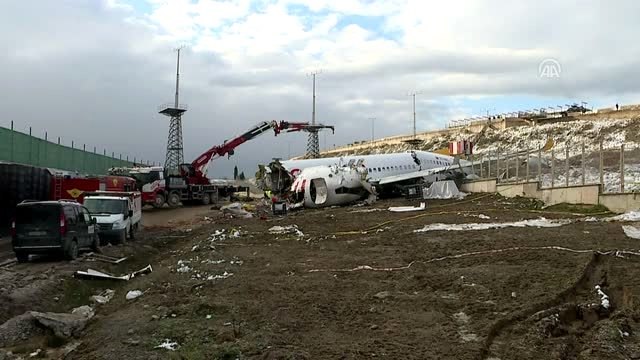 Pistten çıkan uçağın enkazını kaldırma çalışmaları sürüyor