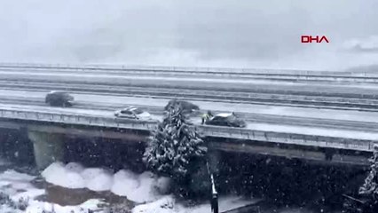 Rize kar yağışı altında yolda kalan aracı, trafik polisleri itti