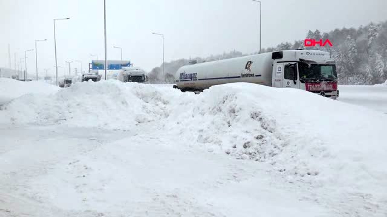 Bolu dağı'nda kar nedeniyle tırlara geçiş izni verilmiyor
